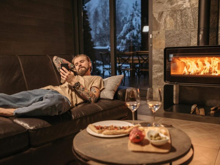 Edificio principale del parco acquatico NFLOW con fisioterapia sauna e gastronomia a Netphen