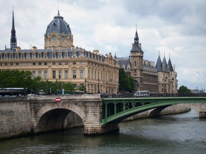FNAC Paris  Bercy Village
